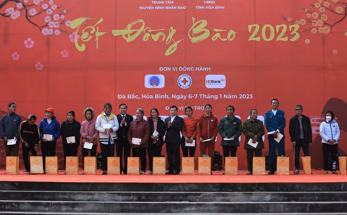 "Tết đồng bào 2023" giúp đỡ người có hoàn cảnh khó khăn, gia đình chính sách tỉnh Hòa Bình ảnh 2