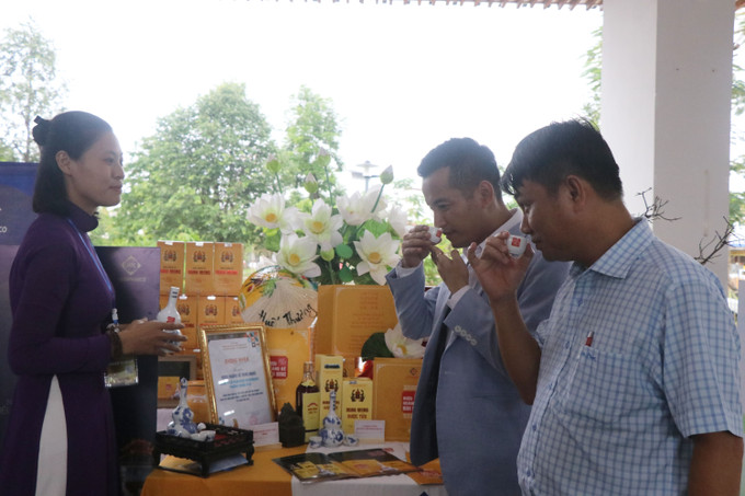 Gian hàng trưng bày tại Hội thảo khoa học. Ảnh: Mai Trang - TTXVN Triển vọng phát triển tinh hoa y học cổ truyền Thái Y viện triều Nguyễn ảnh 3