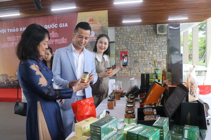 Gian hàng trưng bày các sản phẩm Đông y tại Hội thảo. Ảnh: Mai Trang - TTXVN Triển vọng phát triển tinh hoa y học cổ truyền Thái Y viện triều Nguyễn ảnh 4