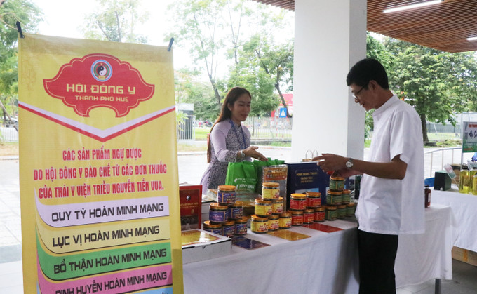 Gian hàng trưng bày các sản phẩm ngự dược của Hội Đông Y bào chế tại hội thảo. Ảnh: Mai Trang - TTXVN Triển vọng phát triển tinh hoa y học cổ truyền Thái Y viện triều Nguyễn ảnh 2