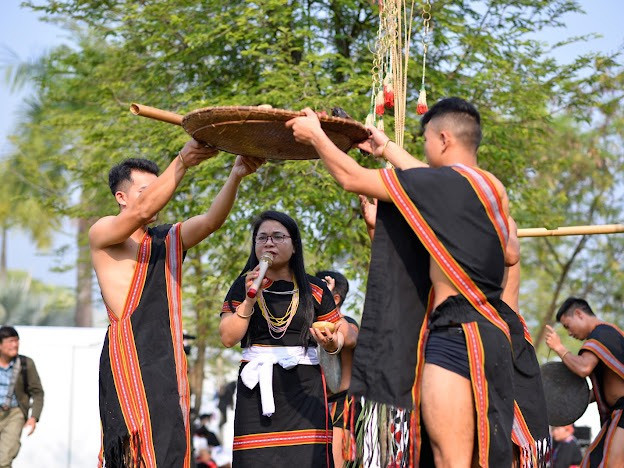 Nghi lễ cúng tế thần linh. Ảnh: Hồng Trang Tái hiện lễ cúng máng nước của đồng bào Ca Dong ảnh 3