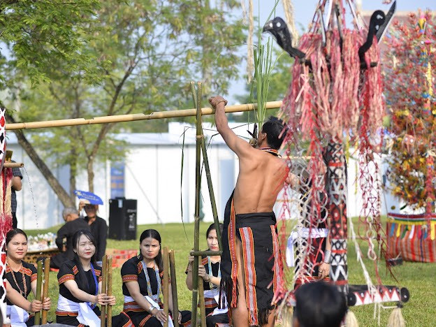 Già làng lấy tiết gà đổ vào máng nước chung của làng để đem lại may mắn cho cả làng. Ảnh: Hồng Trang Tái hiện lễ cúng máng nước của đồng bào Ca Dong ảnh 7