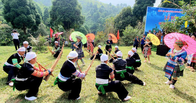 Bà con tham gia thi giã bánh dầy và múa khèn, múa ô tại lễ hội. Ảnh: Hoàng Tâm Lễ hội Tôn vinh cây chè Tổ Suối Giàng ảnh 16