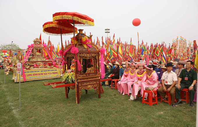 Đông đảo người dân và du khách thập phương thăm quan, trẩy hội Phủ Dầy năm 2023. Ảnh: Công Luật - TTXVN Khai mạc Lễ hội Phủ Dầy năm 2023 sau 3 năm tạm dừng để phòng dịch ảnh 3