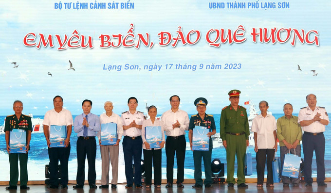 Bộ Tư lệnh Cảnh sát biển Việt Nam tặng quà cho thương bệnh binh, gia đình chính sách tại thành phố Lạng Sơn. Ảnh: Văn Đạt - TTXVN Khơi dậy tình yêu biển, đảo trong thế hệ trẻ ở Lạng Sơn ảnh 2