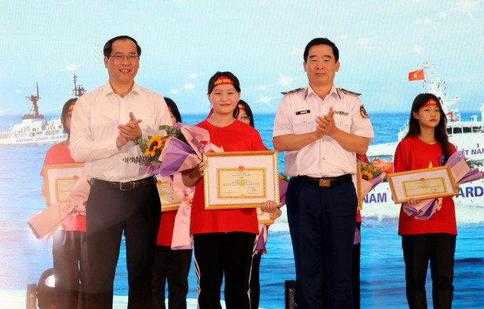 Trao giải cho học sinh đạt thành tích cao tại Cuộc thi “Em yêu biển đảo quê hương”. Ảnh: Văn Đạt - TTXVN Khơi dậy tình yêu biển, đảo trong thế hệ trẻ ở Lạng Sơn ảnh 3