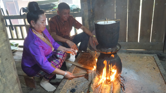 Trước tiên, chủ nhà sẽ nhóm lửa và đồ chõ xôi để tạo khói may mắn vào nhà. Ảnh: Hoàng Tâm Đặc sắc lễ vào nhà mới của đồng bào dân tộc Lào ảnh 6