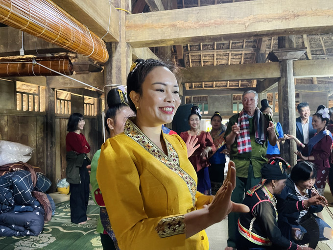Bà con vui hội với các điệu múa truyền thống vui tươi trong ngồi nhà mới. Ảnh: Hoàng Tâm Đặc sắc lễ vào nhà mới của đồng bào dân tộc Lào ảnh 13