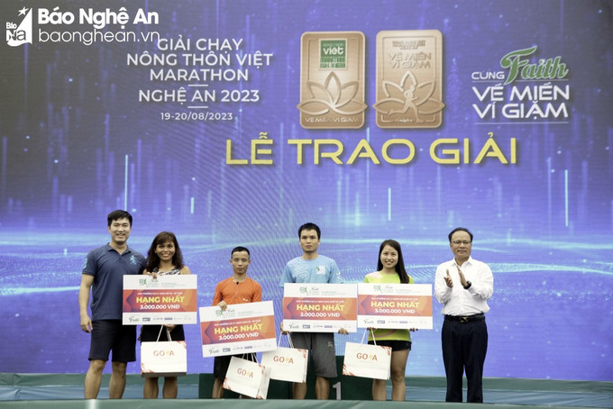 Đồng chí Nguyễn Nam Đình - Ủy viên Ban Thường vụ Tỉnh ủy, Phó Chủ tịch Thường trực Hội đồng nhân dân tỉnh trao giải Nhất nam, nữ lứa tuổi dưới 30. Ảnh: Minh Quân Bế mạc Giải chạy Nông thôn Việt marathon – Nghệ An 2023 ảnh 1