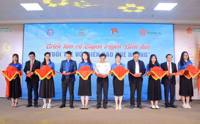Triển lãm tuổi trẻ với biển đảo quê hương ảnh 1