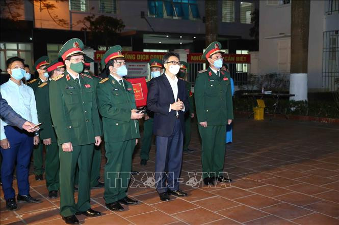 Phó Thủ tướng Vũ Đức Đam cùng đoàn công tác thăm hỏi, chúc tết người dân thực hiện cách ly tập trung. Ảnh: TTXVN Hà Nội: Ấm lòng người dân trong khu cách ly tập trung ảnh 1