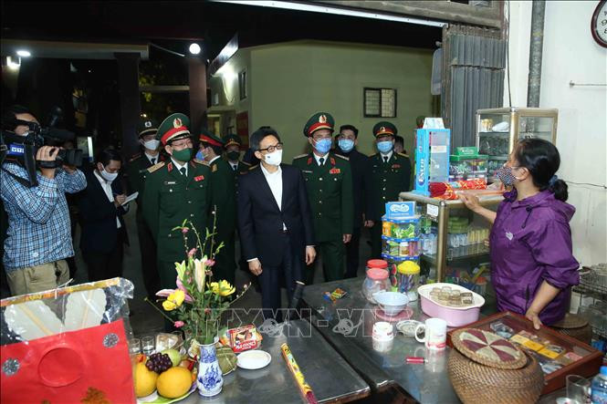 Phó Thủ tướng Vũ Đức Đam cùng đoàn công tác thăm hỏi, chúc tết người dân. Ảnh: TTXVN Hà Nội: Ấm lòng người dân trong khu cách ly tập trung ảnh 2