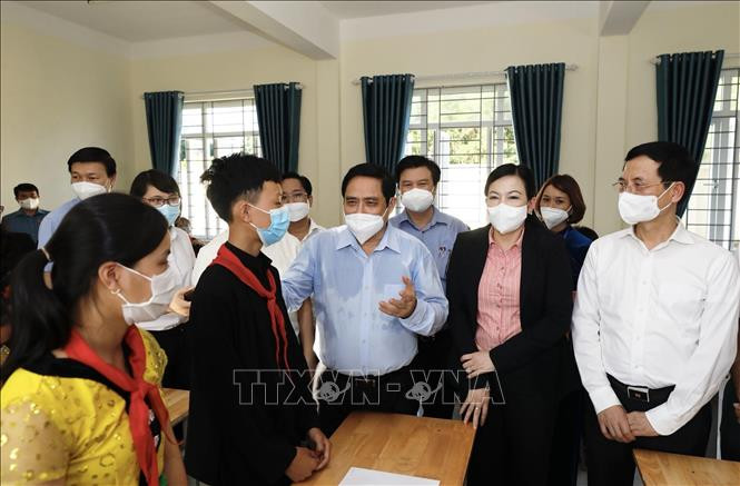 Thủ tướng Phạm Minh Chính thăm hỏi, động viên học sinh Trường Phổ thông Dân tộc nội trú THCS Định Hóa (xã Bình Yên, huyện Định Hóa). Ảnh: Dương Giang-TTXVN Thủ tướng Chính phủ Phạm Minh Chính: Cần quan tâm đầu tư hơn nữa cho vùng đồng bào dân tộc thiểu số ảnh 1