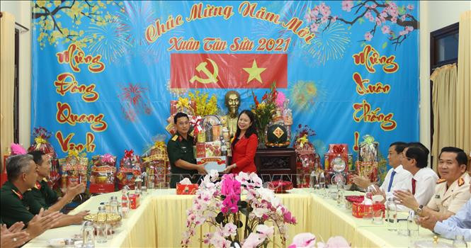 Bí thư Tỉnh ủy An Giang Võ Thị Ánh Xuân tặng quà, chúc Tết cán bộ, chiến sĩ Ban Chỉ huy Quân sự thành phố Long Xuyên, tỉnh An Giang. Ảnh: Công Mạo-TTXVN Đón Xuân mới ở nơi tuyến đầu biên giới ảnh 1