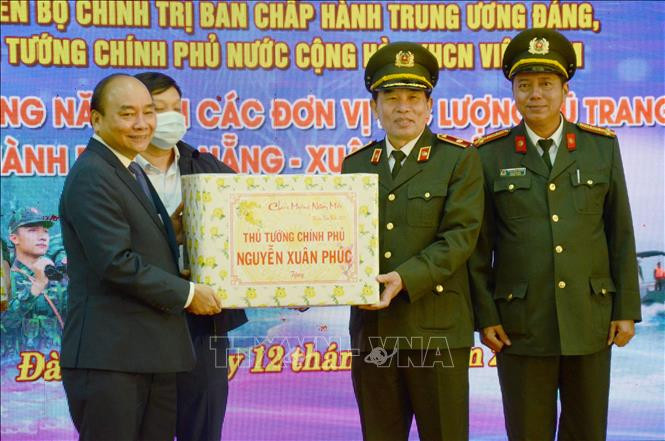 Thủ tướng Nguyễn Xuân Phúc tặng quà Tết cho lực lượng Công an thành phố Đà Nẵng. Ảnh: Quốc Dũng - TTXVN Thủ tướng Chính phủ Nguyễn Xuân Phúc thăm, chúc Tết các đơn vị tại Đà Nẵng ảnh 1