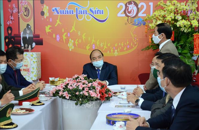 Thủ tướng Chính phủ Nguyễn Xuân Phúc nghe lãnh đạo UBND phường Thuận Phước, quận Hải Châu báo cáo. Ảnh: Quốc Dũng - TTXVN Thủ tướng Chính phủ Nguyễn Xuân Phúc thăm, chúc Tết các đơn vị tại Đà Nẵng ảnh 2