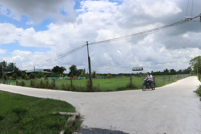 Đường Bàu Tràm - tuyến đường liên ấp Đức Ngãi 1 và Đức Ngãi 2 dài gần 1,2km, mặt đường rộng 4m đã được bê tông hóa, an toàn thuận lợi cho người dân đi lại. Ảnh: Đức Hạnh - TTXVN Sức dân trong xây dựng đường giao thông nông thôn ảnh 2