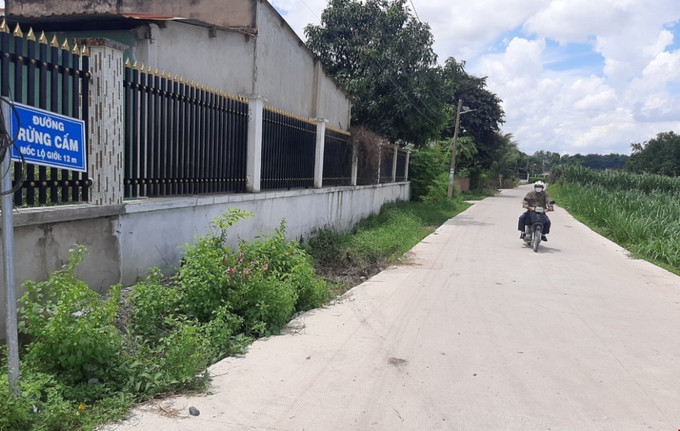 Đường Rừng Cấm tại xã Đức Lập Thượng mới được bê tông hóa. Ảnh: Đức Hạnh - TTXVN Sức dân trong xây dựng đường giao thông nông thôn ảnh 3