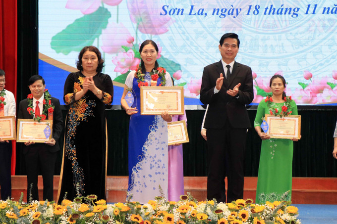 UBND tỉnh Sơn La tặng bằng khen cho giáo viên có thành tích tiêu biểu trong dạy học. Ảnh: Hữu Quyết - TTXVN Sơn La: Nâng cao chất lượng giáo dục toàn diện ảnh 2