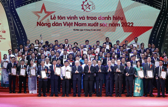 Chủ tịch nước Nguyễn Xuân Phúc và các đại biểu với 100 "Nông dân Việt Nam xuất sắc" năm 2022. Ảnh: Thống Nhất – TTXVN Chủ tịch nước dự lễ tôn vinh 100 Nông dân Việt Nam xuất sắc năm 2022 ảnh 6