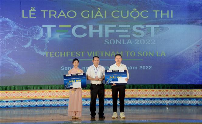 Ban tổ chức trao giải Nhì cho tác giả, đại diện nhóm tác giả đoạt giải tại cuộc thi "Tìm kiếm tài năng khởi nghiệp đổi mới sáng tạo tỉnh Sơn La lần thứ nhất năm 2022". Ảnh: Quang Quyết - TTXVN Sơn La “Bứt phá giữa đại ngàn” ảnh 2