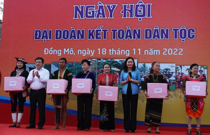Thứ trưởng Bộ Văn hóa, Thể thao và Du lịch Đoàn Văn Việt và Thứ trưởng Bộ Văn hóa, Thể thao và Du lịch Trịnh Thị Thủy tặng quà cho đồng bào các dân tộc thiểu số. Ảnh: Hoàng Tâm Tưng bừng Ngày hội Đại Đoàn kết toàn dân tộc năm 2022 ảnh 11