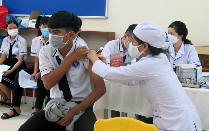 Nhân viên y tế tiêm vaccine phòng COVID-19 (mũi 3) cho học sinh tại thành phố Tuy Hòa (tỉnh Phú Yên). Ảnh: Xuân Triệu - TTXVN Ngày 29/9, cả nước ghi nhận 263 ca mắc COVID-19 mới, thấp nhất trong gần 1 năm qua ảnh 1
