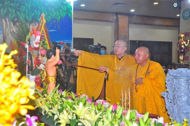 Các chư tôn đức và các vị đại biểu thực hiện nghi lễ tắm Phật truyền thống. Ảnh: TTXVN Đại lễ Phật đản Phật lịch 2566: Nhấn mạnh trách nhiệm của mỗi người với nhân sinh và xã hội ảnh 6
