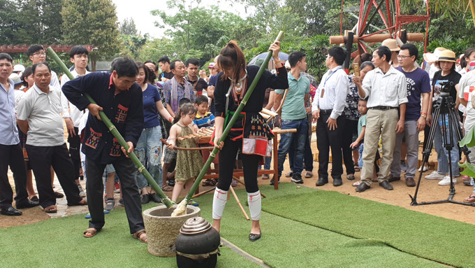 Đồng bào dân tộc Dao giới thiệu cách làm bánh giầy truyền thống tới du khách. Ảnh: Hoàng Tâm Hoạt động tháng 2 với chủ đề “Sắc Xuân trên mọi miền Tổ quốc” tại Làng Văn hóa - Du lịch các dân tộc Việt Nam ảnh 1