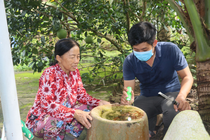 Nhân viên y tế giám sát mật độ lăng quăng, muỗi và tuyên truyền các biện pháp phòng, chống sốt xuất huyết cho hộ dân tại xã Hiếu Phụng, huyện Vũng Liêm, tỉnh Vĩnh Long. Ảnh: Lê Thúy Hằng - TTXVN Vĩnh Long nỗ lực khống chế bệnh sốt xuất huyết ảnh 1