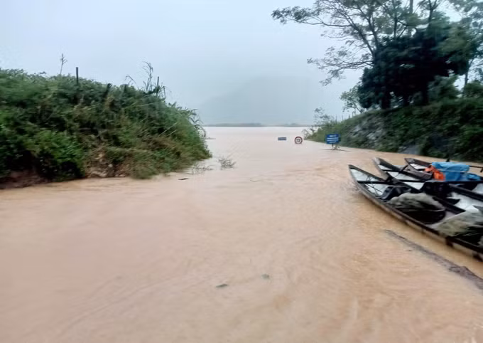 Quảng Trị: Nhiều nơi bị chia cắt do mưa lũ, dự kiến di dời hàng chục nghìn hộ dân ảnh 2