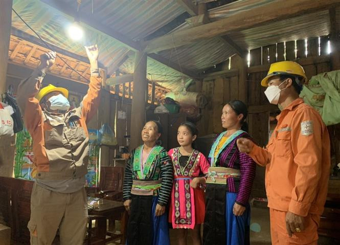 Các công nhân Điện lực Mai Sơn, tỉnh Sơn La lắp hệ thống điện và hướng dẫn hộ dân ở bản Bãi Tám, xã Chiềng Sung, huyện Mai Sơn cách sử dụng. Ảnh: TTXVN phát. Đời sống đồng bào và an sinh xã hội các dân tộc thiểu số được bảo đảm từ các quyết sách lớn ảnh 8
