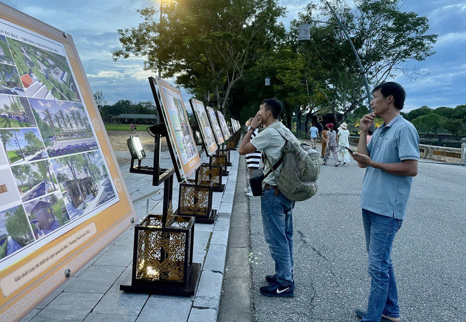 Người dân thành phố Huế tham quan các tác phẩm tại triển lãm. Ảnh: Mai Trang - TTXVN Lan tỏa giá trị di sản văn hóa Huế đến với cộng đồng ảnh 3