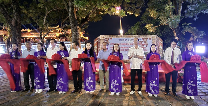 Cắt băng khai mạc triển lãm. Ảnh: Mai Trang - TTXVN Lan tỏa giá trị di sản văn hóa Huế đến với cộng đồng ảnh 1