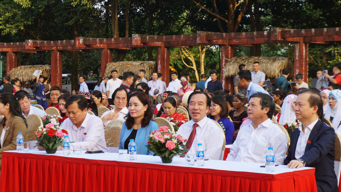 Các đại biểu tham dự Ngày hội Đại Đoàn kết toàn dân tộc. Ảnh: Hoàng Tâm Tưng bừng Ngày hội Đại Đoàn kết toàn dân tộc năm 2022 ảnh 1