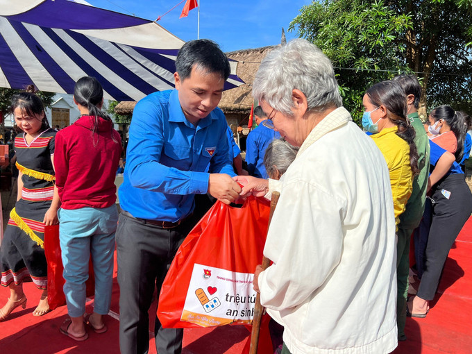 Bí thư Tỉnh đoàn Kon Tum Xiêng Thanh Phúc trao tặng túi quà an sinh hỗ trợ người dân có hoàn cảnh khó khăn tại xã Đăk Nông, huyện Ngọc Hồi. Ảnh: Khoa Chương - TTXVN Kon Tum ra quân chiến dịch tình nguyện “Hành quân xanh” ảnh 2