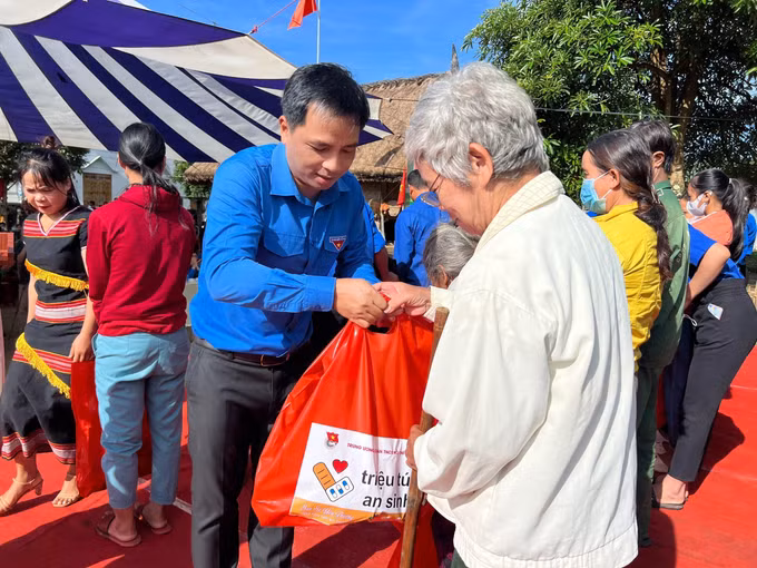 Kon Tum ra quân chiến dịch tình nguyện “Hành quân xanh” ảnh 2