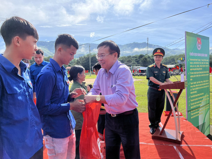 Phó Bí thư Tỉnh ủy Kon Tum Nguyễn Văn Hòa trao tặng túi quà an sinh hỗ trợ người dân có hoàn cảnh khó khăn tại xã Đăk Nông, huyện Ngọc Hồi. Ảnh: Khoa Chương - TTXVN Kon Tum ra quân chiến dịch tình nguyện “Hành quân xanh” ảnh 1