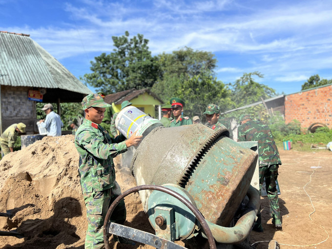 Đoàn viên thanh niên lực lượng vũ trang tỉnh Kon Tum tham gia xây dựng sân bóng chuyền cho thanh niên tại xã Đăk Nông, huyện Ngọc Hồi. Ảnh: Khoa Chương - TTXVN Kon Tum ra quân chiến dịch tình nguyện “Hành quân xanh” ảnh 3