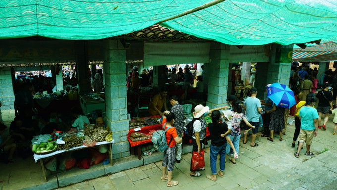 Các gian hàng tại chợ phiên thu hút được đông đảo du khách. Ảnh: Hoàng Tâm Nhộn nhịp Chợ phiên vùng cao “Sắc màu xứ Tuyên” tại Làng Văn hóa – Du lịch các dân tộc Việt Nam ảnh 6