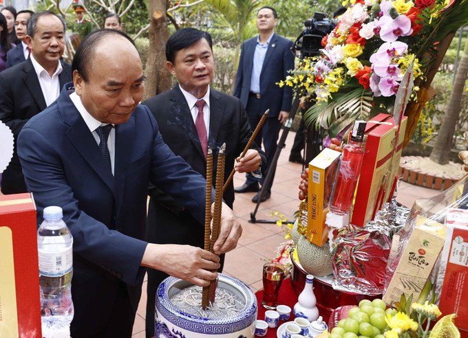 Chủ tịch nước Nguyễn Xuân Phúc dâng hương tại Bia tưởng niệm Nữ sĩ Hồ Xuân Hương. Ảnh: Thống Nhất- TTXVN Chủ tịch nước Nguyễn Xuân Phúc dâng hương tưởng niệm, tri ân cống hiến của các bậc tiền bối ảnh 2