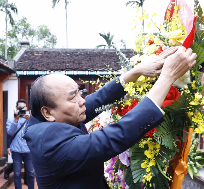 Chủ tịch nước Nguyễn Xuân Phúc dâng hương, dâng hoa tại Nhà thờ họ Hồ Phi Tích. Ảnh: Thống Nhất- TTXVN Chủ tịch nước Nguyễn Xuân Phúc dâng hương tưởng niệm, tri ân cống hiến của các bậc tiền bối ảnh 1