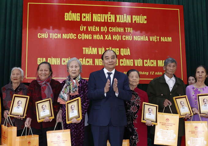 Chủ tịch nước Nguyễn Xuân Phúc tặng quà cho gia đình chính sách, người có công với cách mạng xã Quỳnh Đôi, huyện Quỳnh Lưu, tỉnh Nghệ An. Ảnh: Thống Nhất - TTXVN Chủ tịch nước Nguyễn Xuân Phúc dâng hương tưởng niệm, tri ân cống hiến của các bậc tiền bối ảnh 4