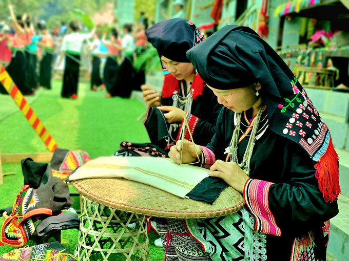 Đồng bào dân tộc Dao giới nghệ thuật thêu và in thổ cẩm. Ảnh: Hoàng Tâm “Món ngon vùng miền - Chào xuân 2023”, chủ đề tháng 12 tại Làng Văn hóa - Du lịch các dân tộc Việt Nam ảnh 3