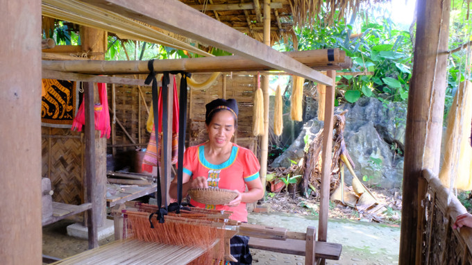 Chị Hà Thị Hằng, Chủ nhiệm Hợp tác xã Thủ công mỹ nghệ Môn Sơn, người góp phần khôi phục và phát triển nghề dệt thổ cẩm truyền thống của đồng bào Thái ở bản Xiềng, xã Môn Sơn, huyện Con Cuông, tỉnh Nghệ An. Ảnh: Bích Huệ - TTXVN Nghệ An xây dựng chuỗi giá trị cho sản phẩm thổ cẩm ảnh 1