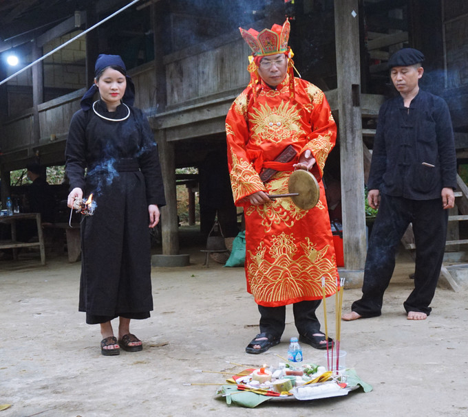 Thầy cúng làm lễ xua đuổi những điều xấu. Ảnh: Hoàng Tâm Đặc sắc lễ cầu an, cầu phúc của đồng bào dân tộc Tày ảnh 9
