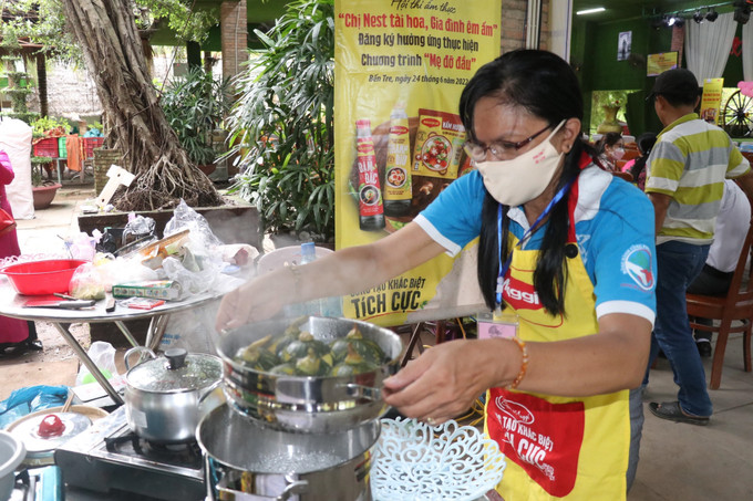 Thí sinh tham gia cuộc thi ẩm thực bữa cơm gia đình. Ảnh: Huỳnh Phúc Hậu - TTXVN Phụ nữ đồng hành xây dựng gia đình hạnh phúc ảnh 2