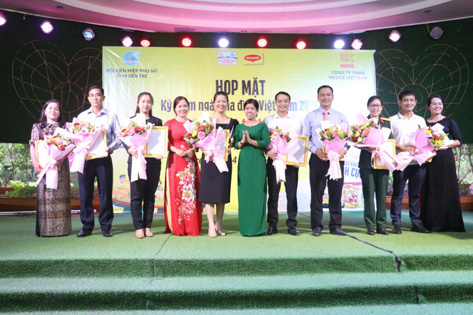 Tiếp nhận hỗ trợ kinh phí thực hiện chương trình "Mẹ đỡ đầu". Ảnh: Huỳnh Phúc Hậu - TTXVN Phụ nữ đồng hành xây dựng gia đình hạnh phúc ảnh 3