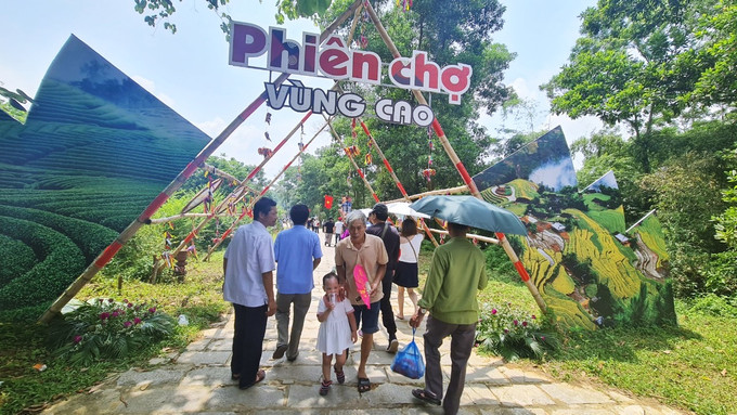 Chợ phiên vùng cao "Sắc màu xứ Tuyên" thu hút đông đảo du khách. Ảnh: Hoàng Tâm Nhộn nhịp Chợ phiên vùng cao “Sắc màu xứ Tuyên” tại Làng Văn hóa – Du lịch các dân tộc Việt Nam ảnh 1