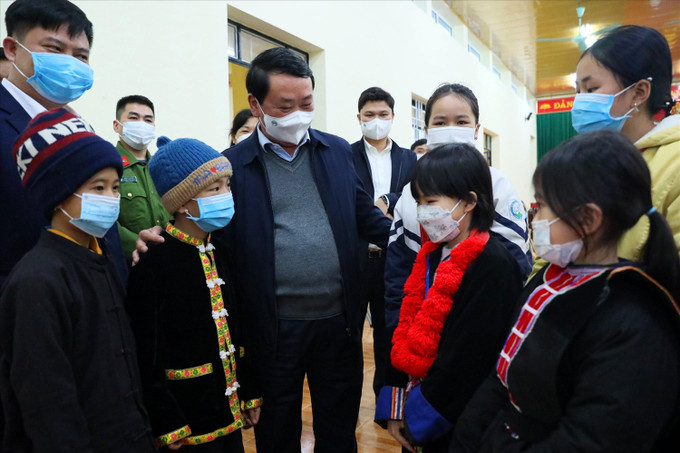 Bộ trưởng, Chủ nhiệm Uỷ ban Dân tộc Hầu A Lềnh thăm hỏi, động viên các em học sinh DTTS vượt khó, học giỏi tại xã Đức Vân, huyện Ngân Sơn, tỉnh Bắc Kạn. Ảnh: baodantoc.vn Đời sống đồng bào và an sinh xã hội các dân tộc thiểu số được bảo đảm từ các quyết sách lớn ảnh 3